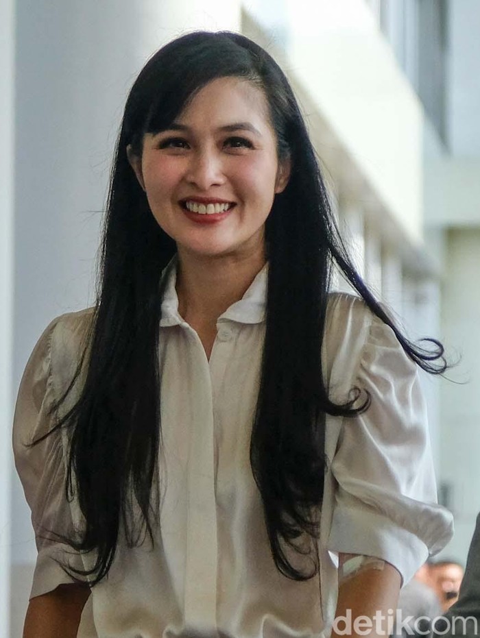Senyum Sandra Dewi Jelang Diperiksa di Kasus Harvey Moeis Sandra Dewi memenuhi panggilan penyidik Kejagung RI. Sandra Dewi akan diperiksa terkait kasus korupsi komoditas timah yang juga menjerat suaminya, Harvey Moeis.