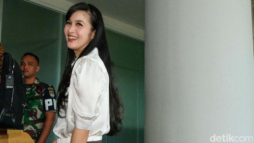Sandra Dewi memenuhi panggilan penyidik Kejagung RI. Sandra Dewi akan diperiksa terkait kasus korupsi komoditas timah yang juga menjerat suaminya, Harvey Moeis.