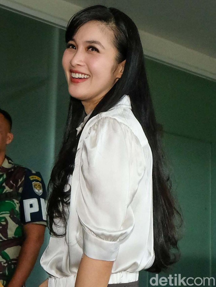 Senyum Sandra Dewi Jelang Diperiksa di Kasus Harvey Moeis Sandra Dewi memenuhi panggilan penyidik Kejagung RI. Sandra Dewi akan diperiksa terkait kasus korupsi komoditas timah yang juga menjerat suaminya, Harvey Moeis.