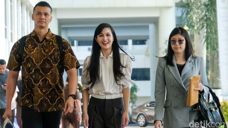 Sandra Dewi memenuhi panggilan penyidik Kejagung RI. Sandra Dewi akan diperiksa terkait kasus korupsi komoditas timah yang juga menjerat suaminya, Harvey Moeis.