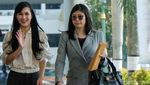 Kemunculan Perdana Sandra Dewi, Lambaikan Tangan Setelah Suami Ditahan