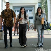 Kaki beralaskan sepasang sneakers. Perhiasan emas atau berlian yang biasa menemani kali ini absen. Ia didampingi seorang pria bertubuh tegap yang berkemeja batik. Pria tersebut tampak menenteng tas yang dihiasi tulisan Dan Les Serres des Chanel. (Foto: Andhika Prasetia)