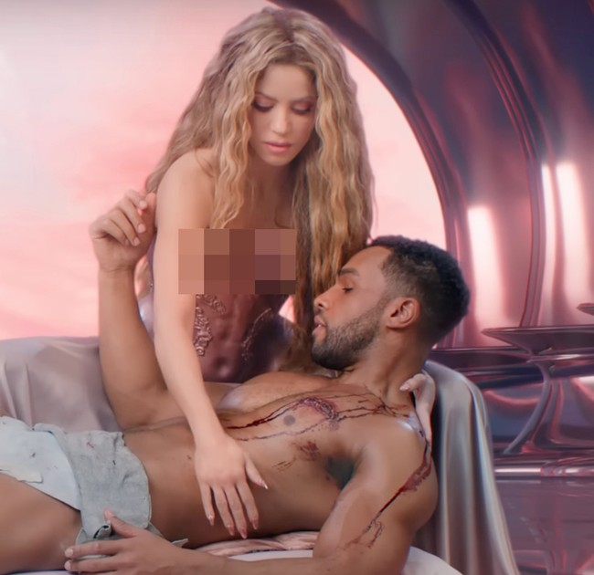 Dalam video musik Punteria, Shakira dan Lucien melakukan sejumlah adegan mesra yang intim.  Foto: Dok. Instagram @shakira @its_lucien, Getty Images