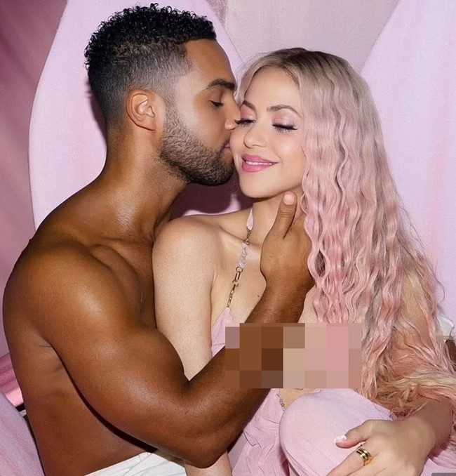 Dalam salah satu adegan Lucien yang bertelanjang dada tampak membelai pipi penyanyi Kolombia 47 tahun tersebut. Foto: Dok. Instagram @shakira @its_lucien, Getty Images