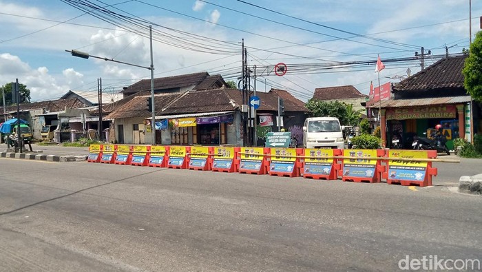 Simpang empat Kepoh jalan Jogja-Solo, Delanggu, Klaten ditutup.