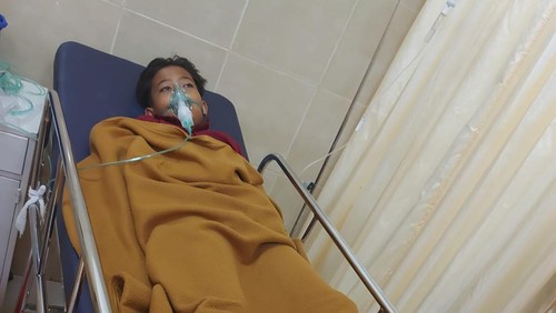 Salah satu korban terseret arus di Pantai Yeh Malet, Karangasem saat menjalani perawatan di RSUD Klungkung. (dok. Polres Karangasem)