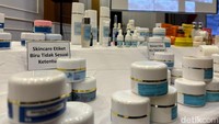 Pengawasan yang kami lakukan tetap berkala tiap bulan, tapi yang kami sampaikan saat ini adalah potret dari hasil pengawasan serentak di seluruh Indonesia terhadap sarana klinik kecantikan. Dari 731 sarana klinik kecantikan yang diperiksa, hasilnya 239 sarana 33 persen tidak memenuhi ketentuan,” papar Deputi Bidang Pengawasan Obat Tradisional, Suplemen Kesehatan, dan Kosmetik, Mohamad Kashuri saat ditemui di kantor BPOM RI. Skincare etiket biru merupakan istilah yang merujuk pada produk perawatan kulit yang ditambahkan bahan obat keras tanpa resep atau pengawasan dokter, diracik secara massal, kemudian di label etiket biru.