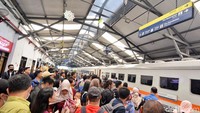 Tidak hanya kedatangan yang terpantau ramai. Keberangkatan kereta jarak jauh juga terpantau ramai.