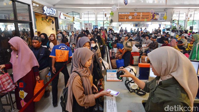 Suasana Arus Mudik H-6 di Stasiun Pasar Turi Suasana Arus Mudik H-6 di Stasiun Pasar Turi