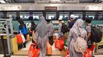 Pemudik Mulai Padati Stasiun Surabaya Pasar Turi