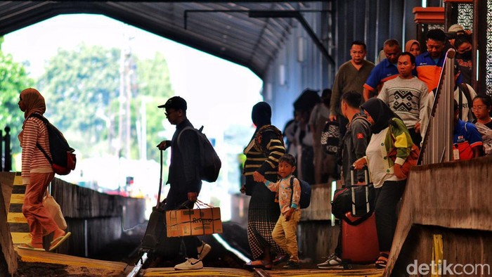 Suasana Arus Mudik H-6 di Stasiun Pasar Turi