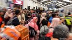 Pemudik Mulai Padati Stasiun Surabaya Pasar Turi