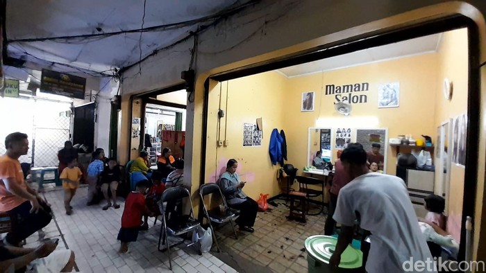 Suasana Maman Salon di Pandeglang pada H-6 jelang lebaran. (Aris Rivaldo/detikcom)