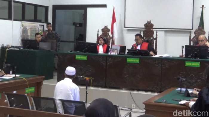 Suasana sidang eksepsi pembunuhan ibu dan anak di Subang