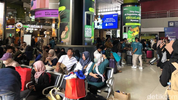 Suasna arus mudik di Stasiun Gambir pada H-6 lebaran 2024. (Rifka/detikcom)