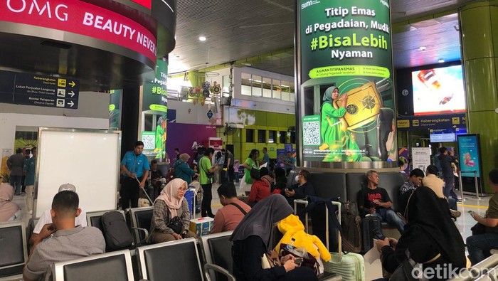 Suasna arus mudik di Stasiun Gambir pada H-6 lebaran 2024. (Rifka/detikcom)