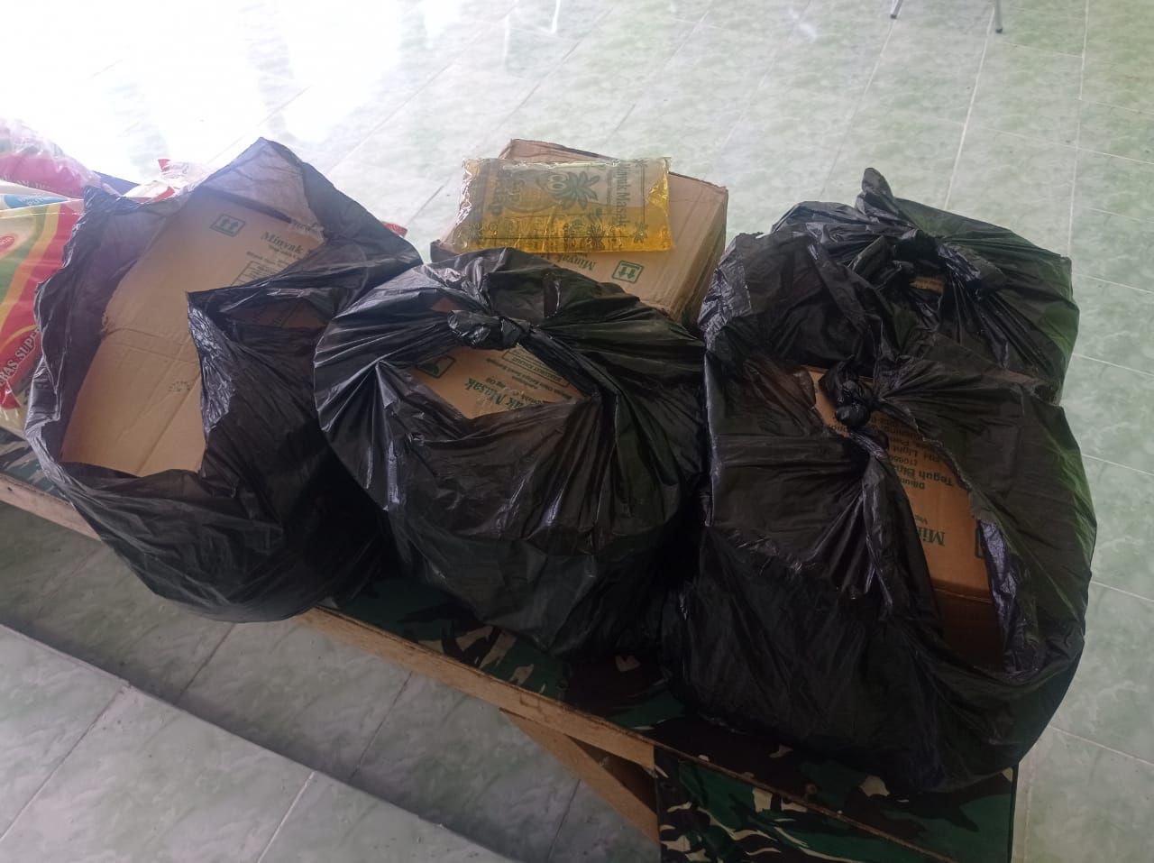 Tim patroli gabungan optimalisasi fungsi perkarantinaan di Pos Lintas Batas Negara (PLBN) Entikong temukan ratusan kilo beras dan minyak goreng di jalur tikus (perlintasan tidak resmi) perbatasan Indonesia Malaysia, Entikong pada Rabu, (3/4). Komoditas tersebut ditemukan pada dua lokasi yang berbeda di sisi kanan PLBN Entikong. (Dok: Badan Karantina Indonesia)