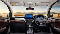 Fiturnya juga tak berbeda dibandingkan Suzuki Fronx. Kendaraan tersebut masih disematkan layar hiburan sentuh floating berukuran sembilan inch dengan koneksi Apple CarPlay dan Android Auto, automatic climate control, multiple airbags, kluster instrumen semi-digital, heads-up display, kamera 360 dan masih banyak lagi. Foto: Doc. Toyota Kirloskar Motor / Gaadiwaadi.