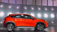 Secara desain, Toyota Urban Cruiser Taisor masih mirip-mirip dengan Suzuki Fronx, terutama dimensi dan lekukan bodinya. Namun, perbedaannya terlihat di bagian gril yang berbentuk heksagonal dan pelek roda dengan tampilan dua palang. Foto: Doc. Toyota Kirloskar Motor / Gaadiwaadi.