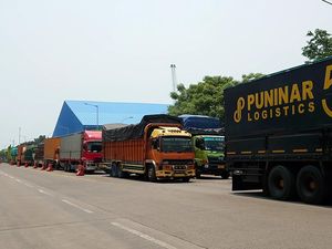 Antrean Panjang Truk-truk yang Akan Masuk Pelabuhan Ciwandan