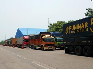 Antrean Panjang Truk-truk yang Akan Masuk Pelabuhan Ciwandan