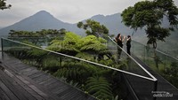 Pengunjung yang sedang berfoto di Skybridge.
