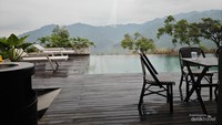Pemandangan dari kolam renang.