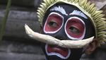 Umat Hindu Bali Mewarnai Diri untuk Mengusir Roh Jahat