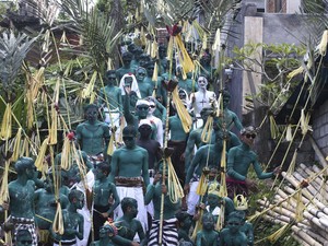 4 Tradisi Unik yang Hanya Ada di Pulau Bali, Ada Bukakak-Ngerebeg