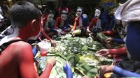 Para peserta ini berjalan dengan riasan menakutkan dan berwajah seram, menggunakan beraneka warna yang menghiasi tubuh dan wajah mereka, termasuk juga pernak-pernik agar mereka tampil seram.    