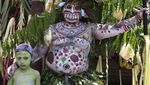 Umat Hindu Bali Mewarnai Diri untuk Mengusir Roh Jahat