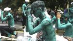 Umat Hindu Bali Mewarnai Diri untuk Mengusir Roh Jahat