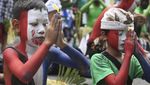 Umat Hindu Bali Mewarnai Diri untuk Mengusir Roh Jahat