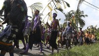 Tradisi berkeliling kampung dengan riasan tubuh menyerupai mahluk menyeramkan tersebut dilakukan oleh warga setempat untuk menciptakan keharmonisan sekaligus sebagai penolak bala.    