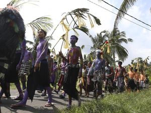 Umat Hindu Bali Mewarnai Diri untuk Mengusir Roh Jahat