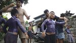 Umat Hindu Bali Mewarnai Diri untuk Mengusir Roh Jahat
