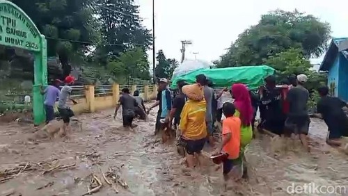Viral pengantar jenazah di Bima menggotong keranda menerobos banjir ke pemakaman.
