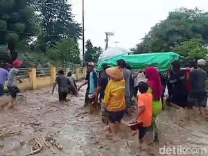 Viral Rombongan Pengantar Jenazah Terobos Banjir ke Pemakaman