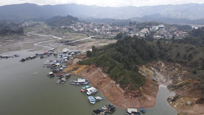 Waduk Paling Memukau di Kolombia Kini Menyusut Kekeringan A view of the exposed banks due to low water levels of the El Penol-Guatape hydroelectric dam, in Guatape, Colombia, Wednesday, April 3, 2024. (AP Photo/Fredy Amariles)
