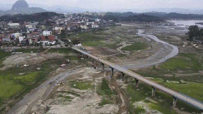 A view of the exposed banks due to low water levels of the El Penol-Guatape hydroelectric dam, in Guatape, Colombia, Wednesday, April 3, 2024. (AP Photo/Fredy Amariles)