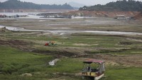 Air waduk menyusut ke level terendah. (AP Photo/Fredy Amariles)  