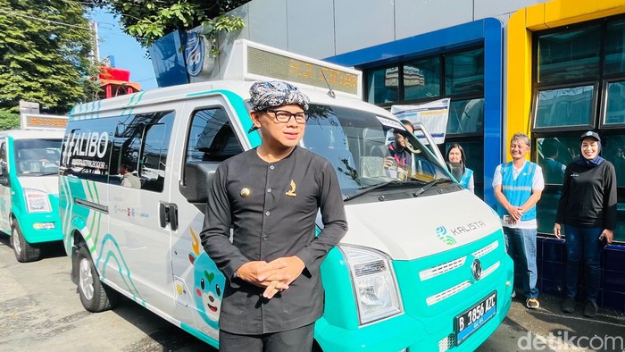 Wali Kota Bogor Bima Arya dan angkot listrik. (M Sholihin/detikcom)