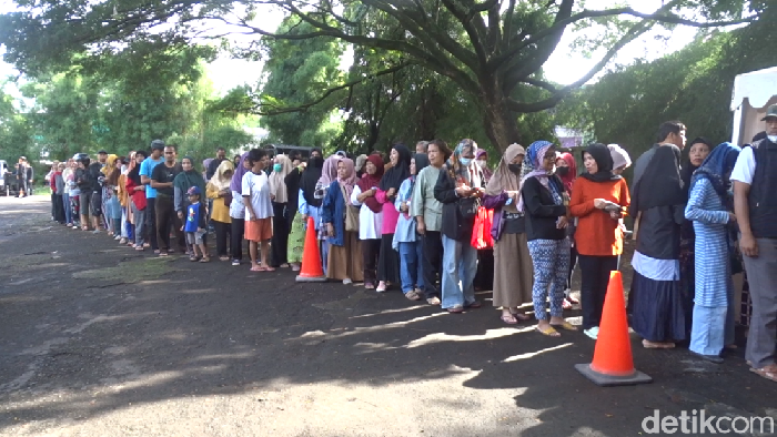 Warga antre sembako murah berisi beras, minyak, dan gula yang dijual Rp 101 ribu di Taman Monju Bandung.