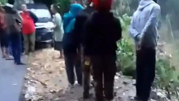 Warga Menonton Evakuasi Mobil Masuk Jurang di Kawasan Lembang