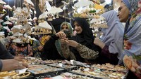 Tampak para perempuan memilih dan berbelanja aksesoris seperti gelang, kalung dan cincin.