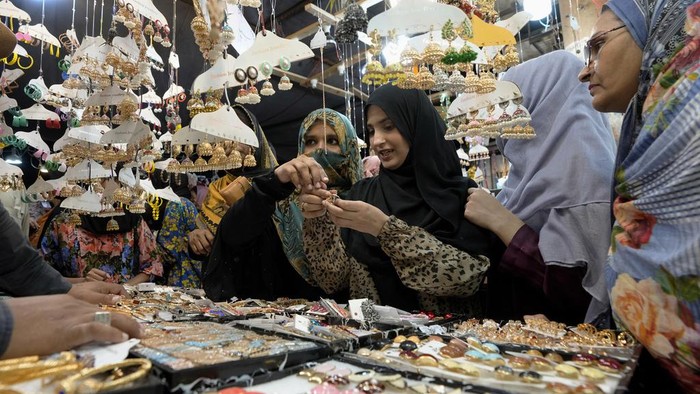 Warga Pakistan Serbu Pasar untuk Belanja Kebutuhan Lebaran Families visit a market to shop for the upcoming Eid al-Fitr celebrations, in Karachi, Pakistan, Wednesday, April 3, 2024. Eid al-Fitr marks the end of the Islamic holy month of Ramadan. (AP Photo/Fareed Khan)