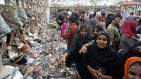 Para perempuan melihat-lihat sepatu saat mengunjungi pasar di Karachi, Pakistan, Rabu (3/4/2024).