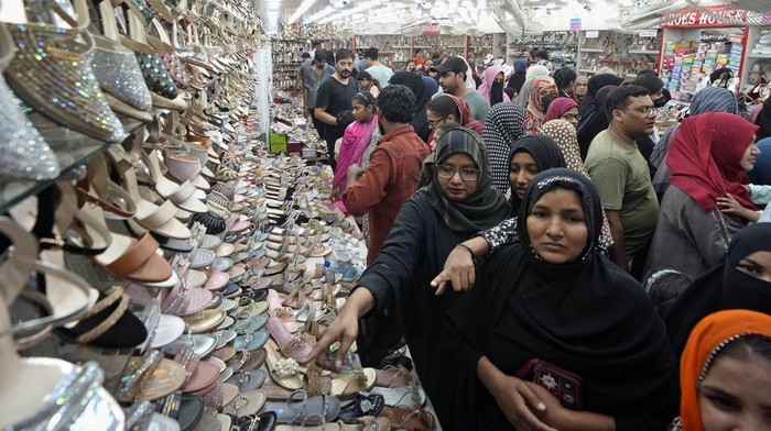 Warga Pakistan Serbu Pasar untuk Belanja Kebutuhan Lebaran Families visit a market to shop for the upcoming Eid al-Fitr celebrations, in Karachi, Pakistan, Wednesday, April 3, 2024. Eid al-Fitr marks the end of the Islamic holy month of Ramadan. (AP Photo/Fareed Khan)