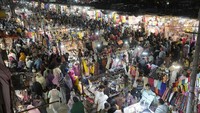 Banyak umat muslim yang sudah mempersiapkan untuk perayaan menjelang lebaran, seperti berbelanja baju maupun barang lain untuk perayaan lebaran.