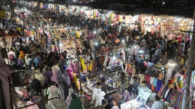 Warga Pakistan Serbu Pasar untuk Belanja Kebutuhan Lebaran